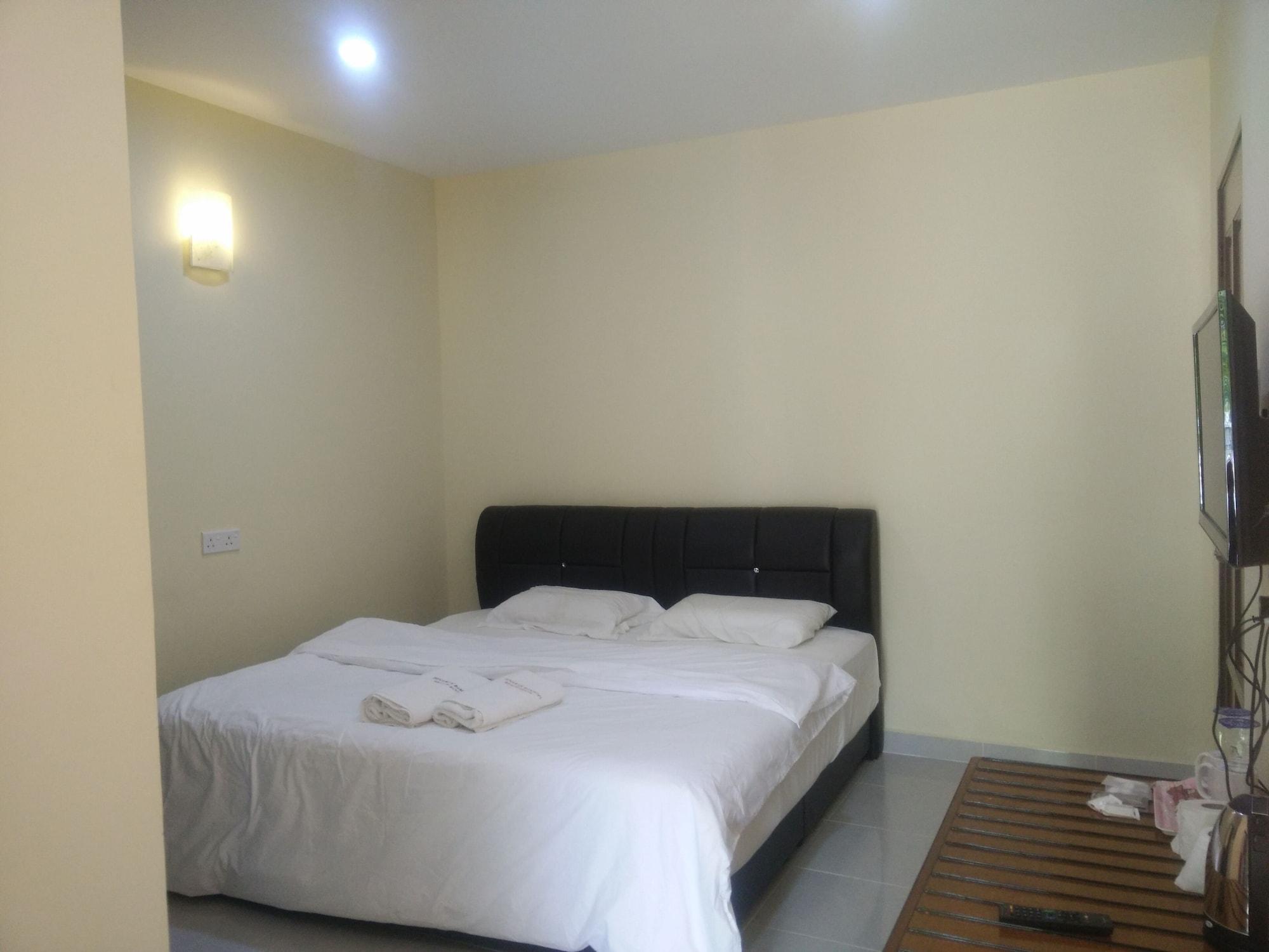 Penarak Bamboo Beach Motel Куах Экстерьер фото