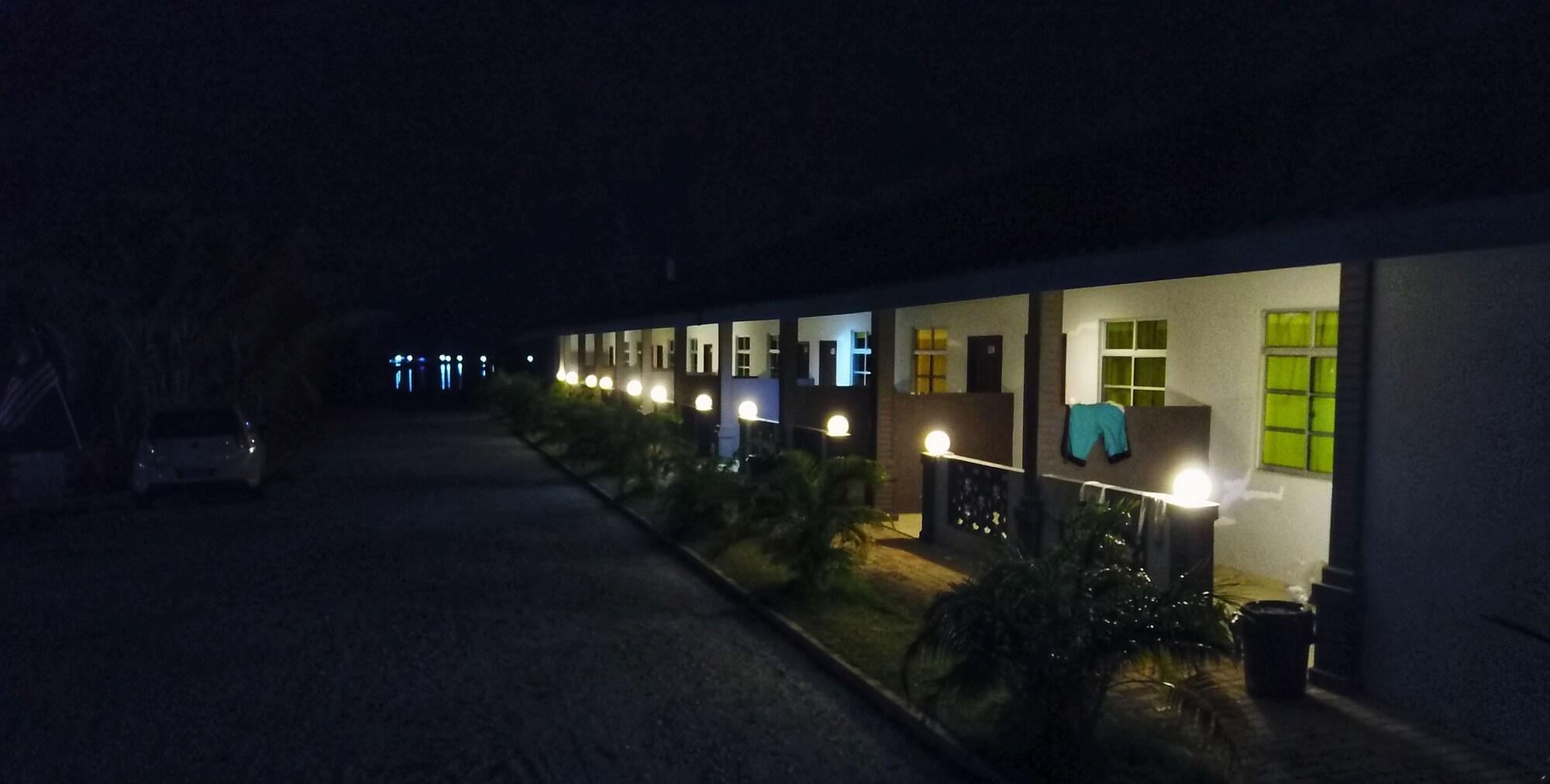Penarak Bamboo Beach Motel Куах Экстерьер фото