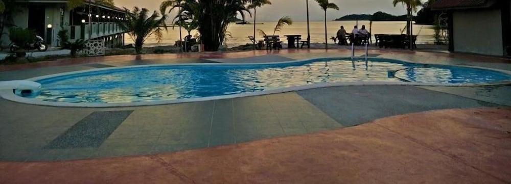 Penarak Bamboo Beach Motel Куах Экстерьер фото