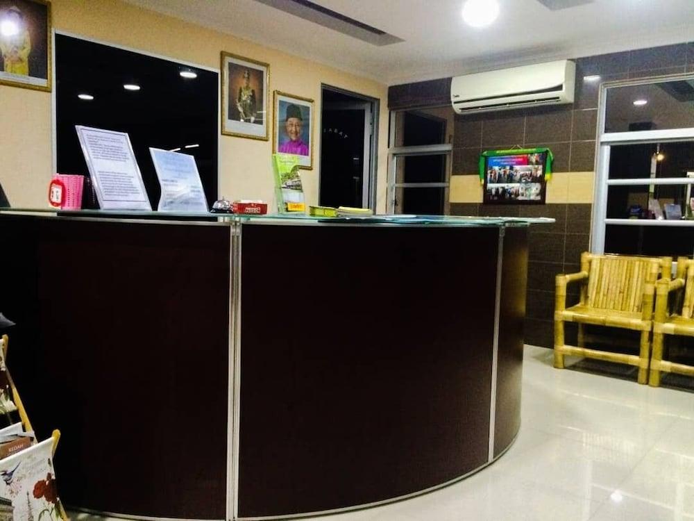 Penarak Bamboo Beach Motel Куах Экстерьер фото