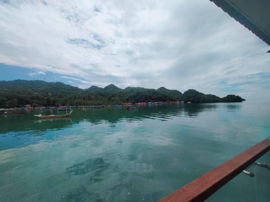 Penarak Bamboo Beach Motel Куах Экстерьер фото