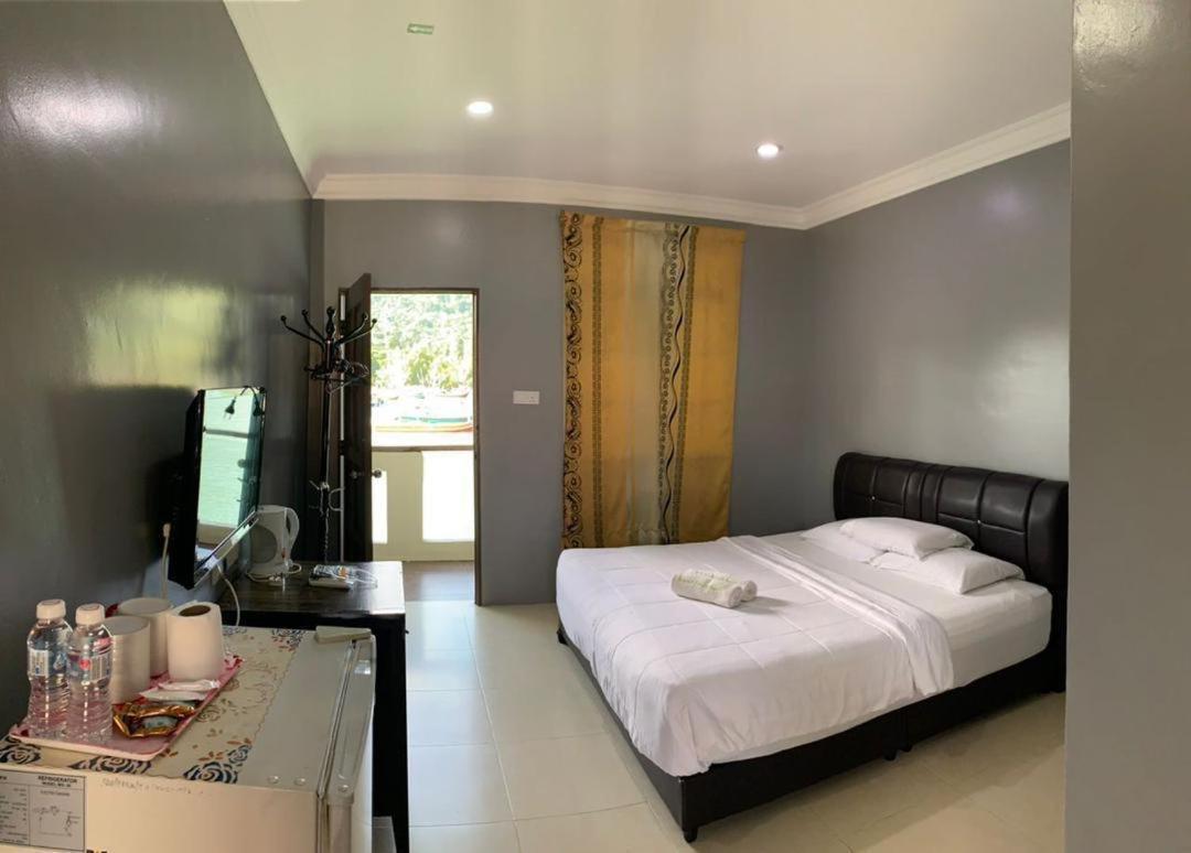 Penarak Bamboo Beach Motel Куах Экстерьер фото
