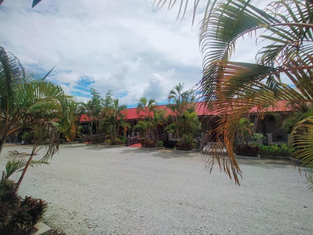 Penarak Bamboo Beach Motel Куах Экстерьер фото
