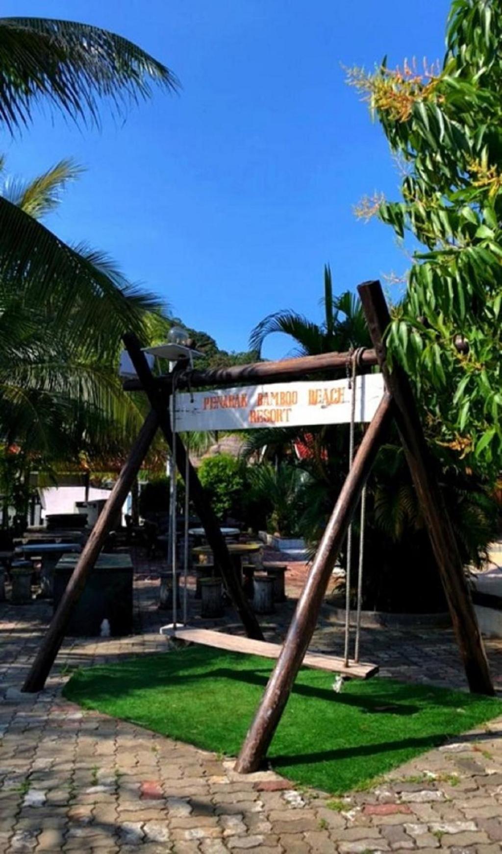 Penarak Bamboo Beach Motel Куах Экстерьер фото