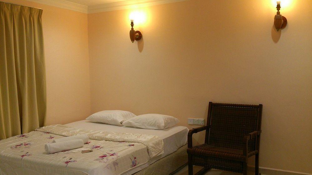Penarak Bamboo Beach Motel Куах Экстерьер фото