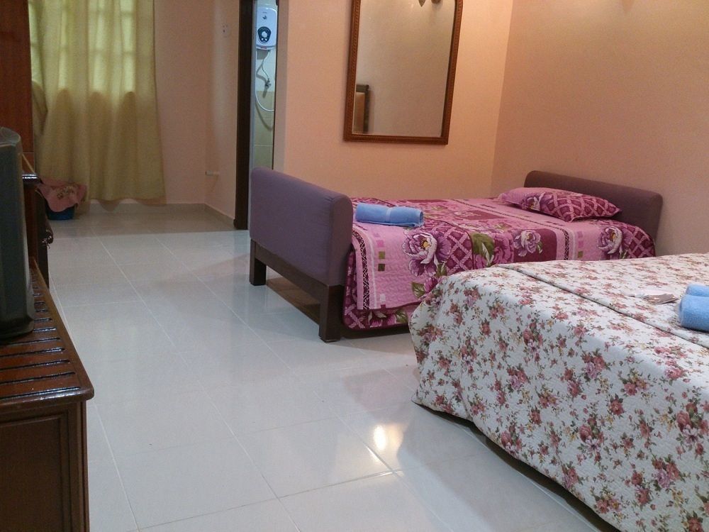 Penarak Bamboo Beach Motel Куах Экстерьер фото