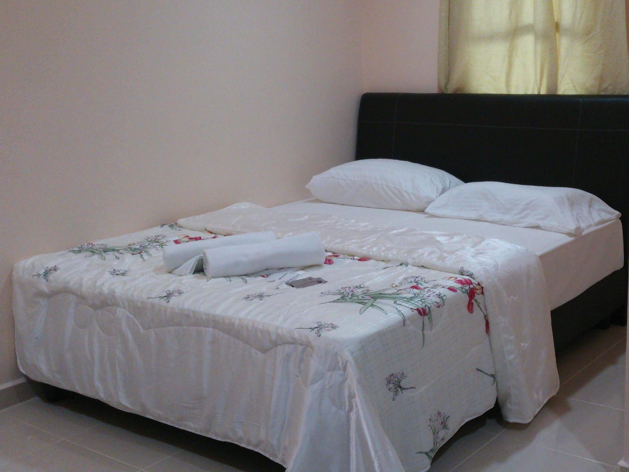 Penarak Bamboo Beach Motel Куах Экстерьер фото