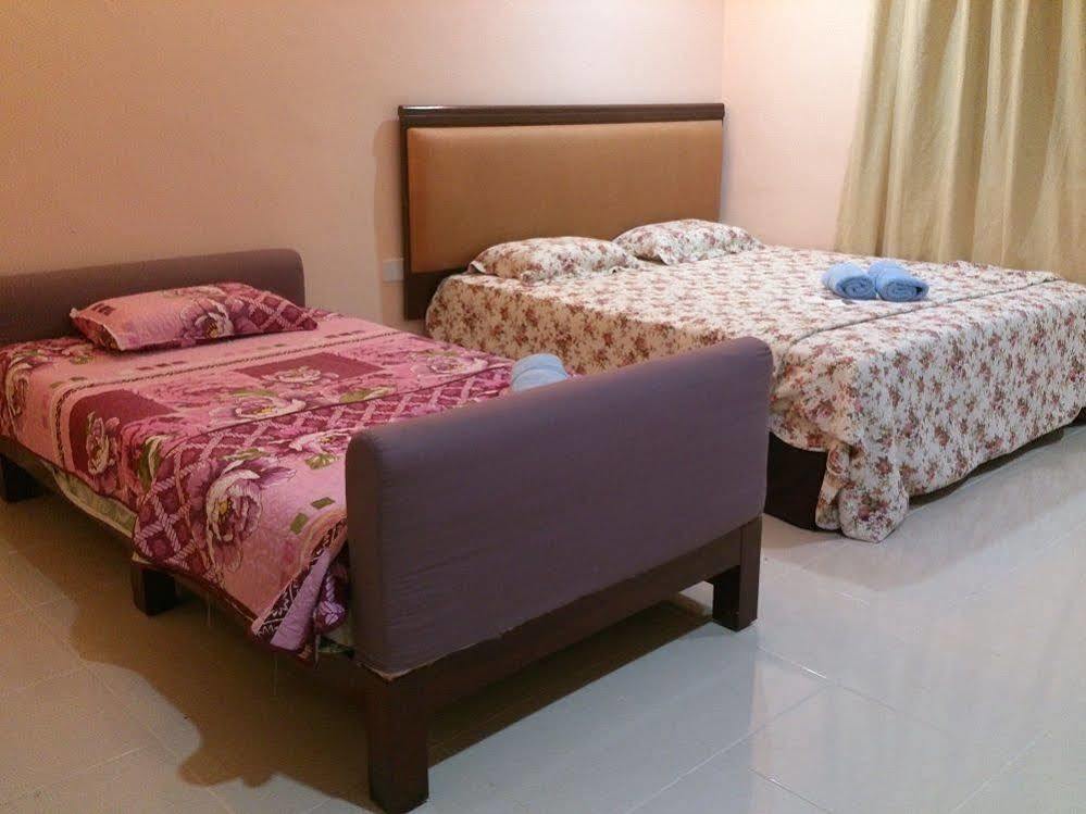 Penarak Bamboo Beach Motel Куах Экстерьер фото